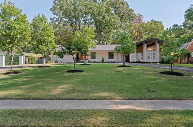 view of front facade featuring a front lawn