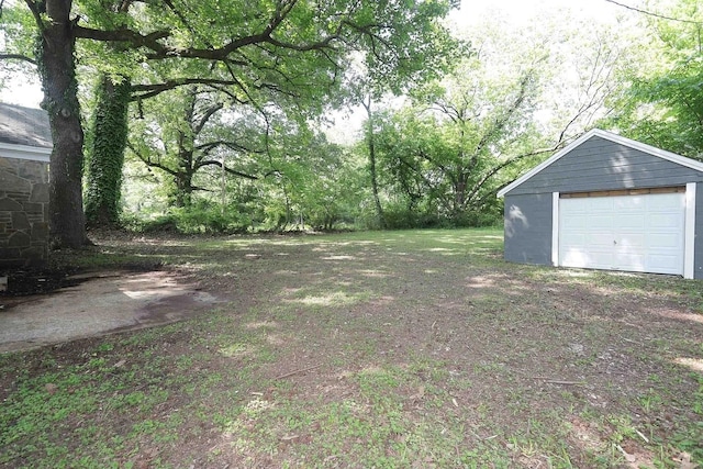 view of yard featuring an outbuilding and a garage