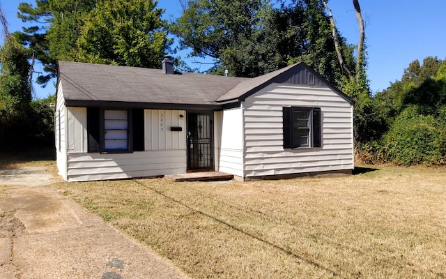 view of front of house featuring a front lawn