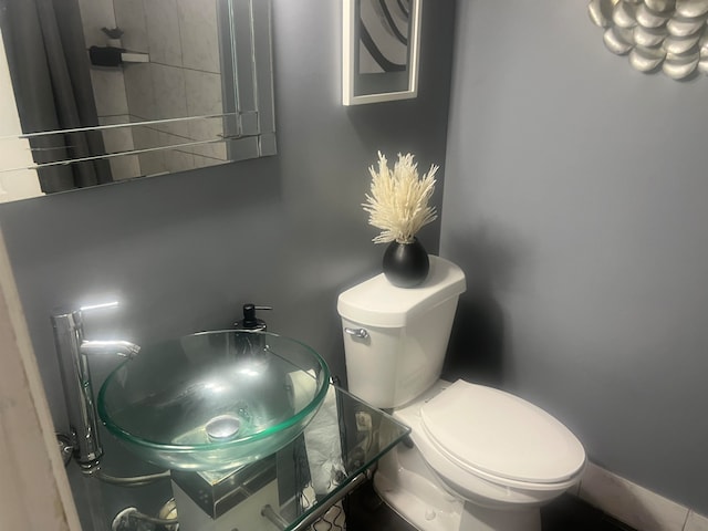 bathroom featuring toilet and sink