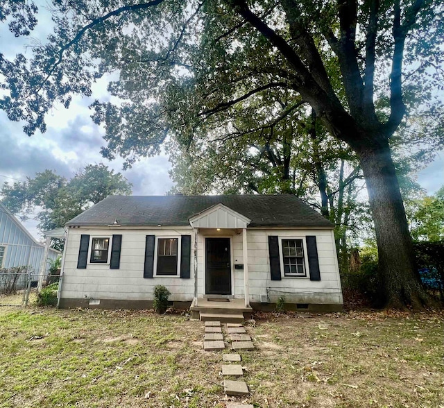 view of front of home featuring a front lawn