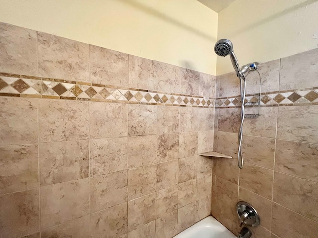 bathroom with tiled shower / bath combo