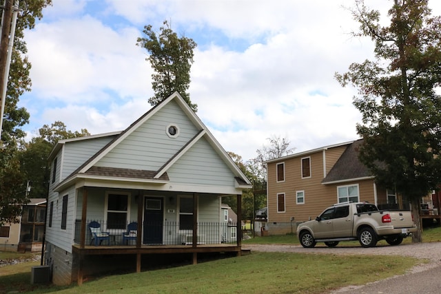 view of front of house featuring a front lawn and covered porch