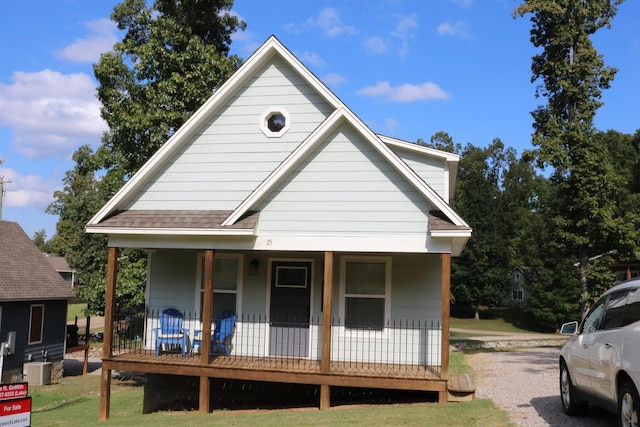 view of front facade featuring a porch and a front yard