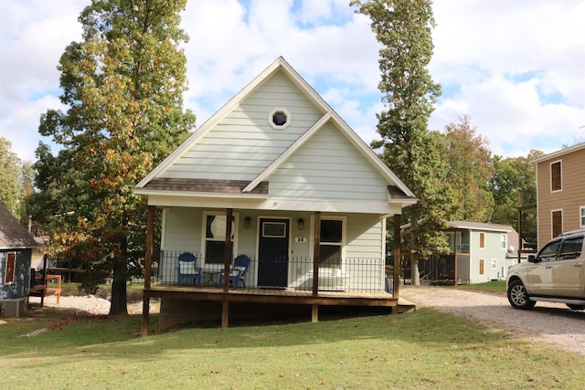 view of front facade featuring a porch and a front yard