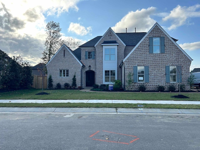 view of front of house featuring a front yard