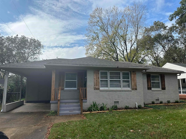 view of front of home featuring a front yard and a carport