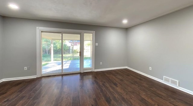 spare room with dark wood-type flooring, recessed lighting, visible vents, and baseboards