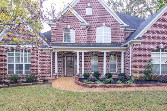 view of front of home featuring a front lawn