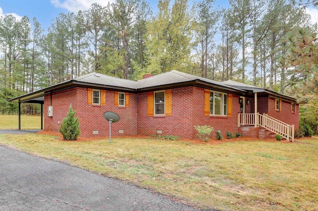 view of front of house featuring a front lawn