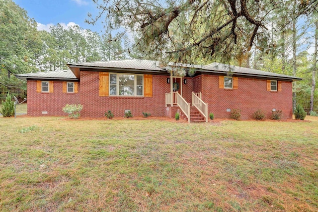 single story home with a front lawn