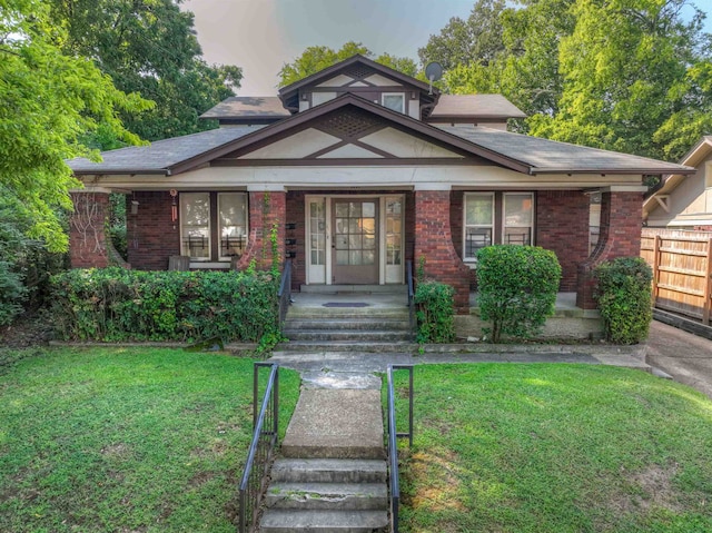 view of front of property featuring a lawn