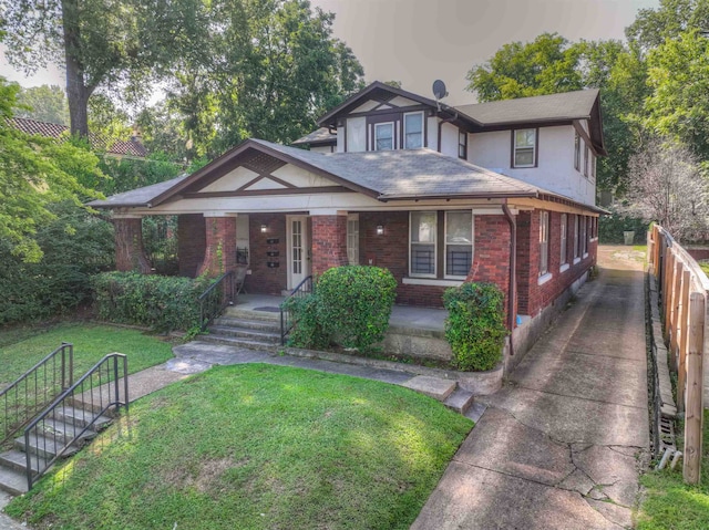 view of front of property featuring a front lawn and a porch