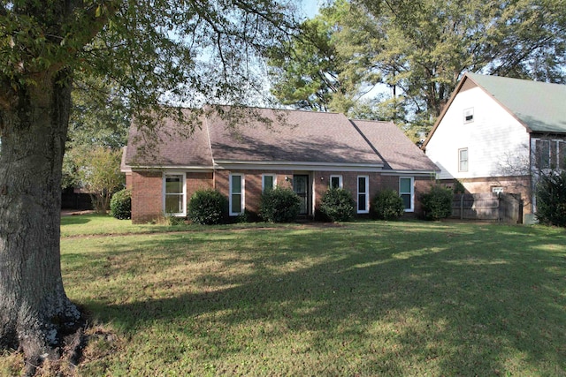 view of front facade with a front yard