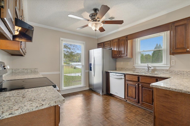 kitchen with stainless steel fridge, a textured ceiling, sink, dishwasher, and ceiling fan