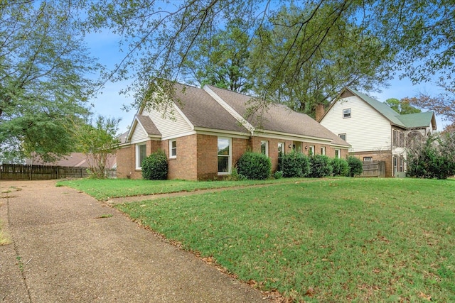 view of front of home featuring a front lawn