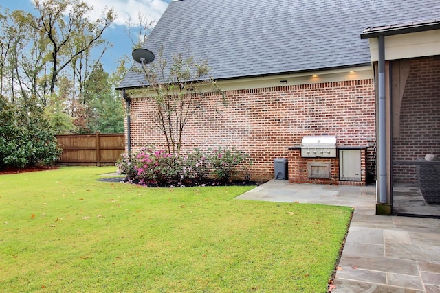 view of yard featuring a patio area