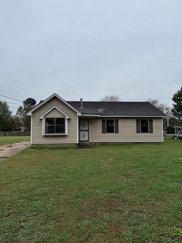 single story home with a front lawn