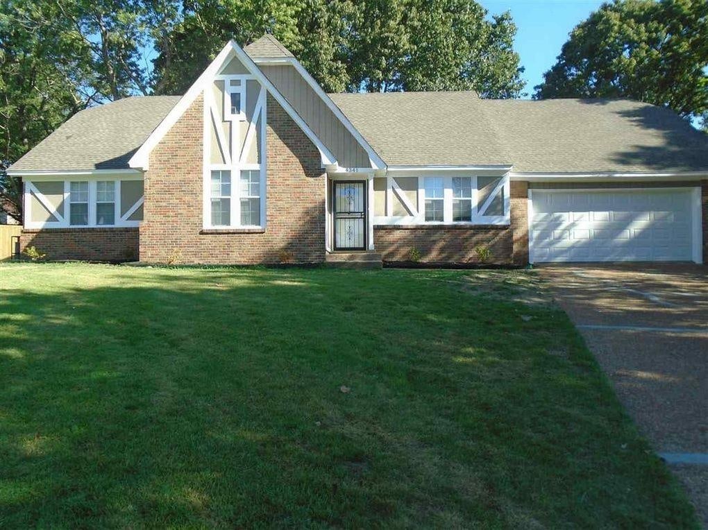 view of front of house with a garage and a front yard