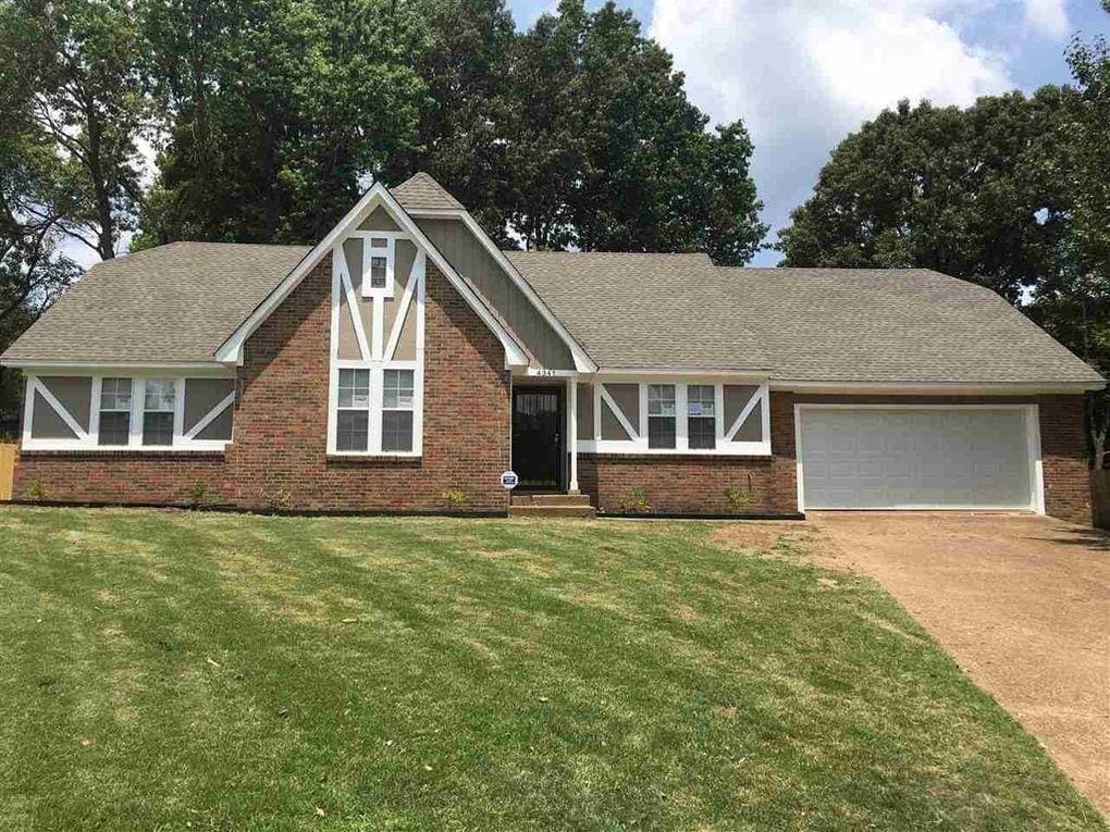 view of front of home featuring a garage and a front yard