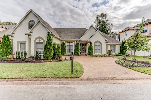 view of front of house featuring a front yard