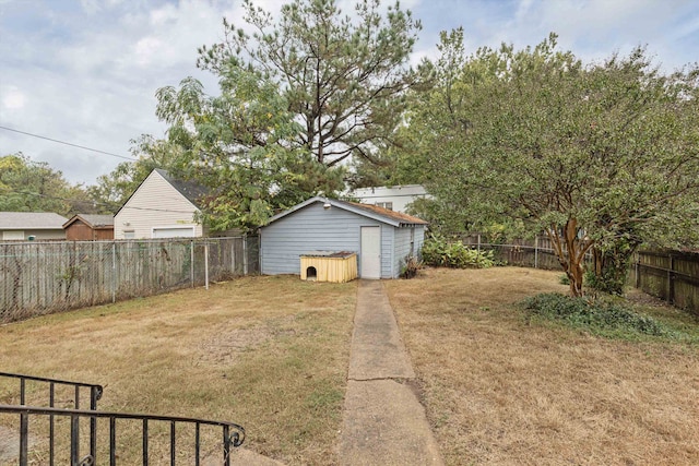 view of yard featuring a storage unit