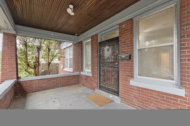 property entrance featuring a porch