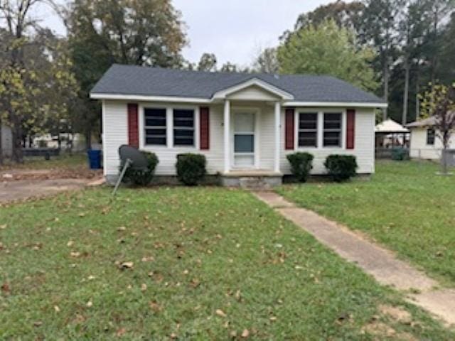 view of front of house featuring a front lawn