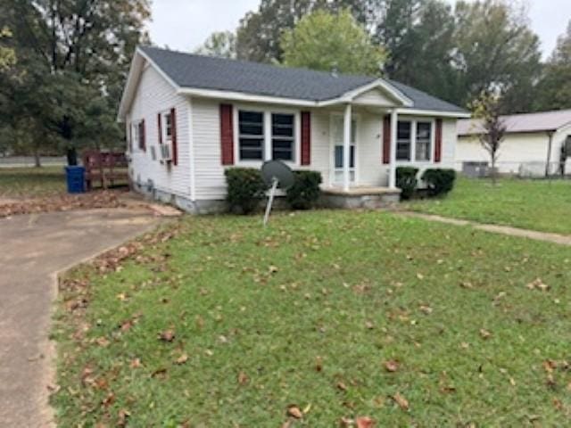 view of front of home with a front lawn