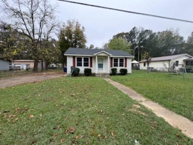 view of front of home featuring a front lawn