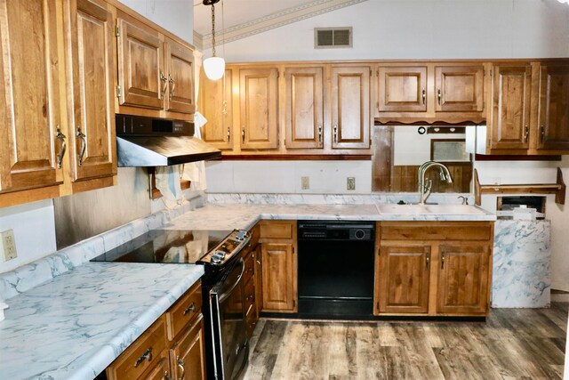 kitchen with under cabinet range hood, a sink, visible vents, vaulted ceiling, and black appliances