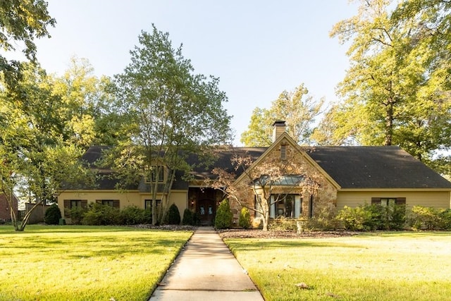 view of front of house featuring a front yard