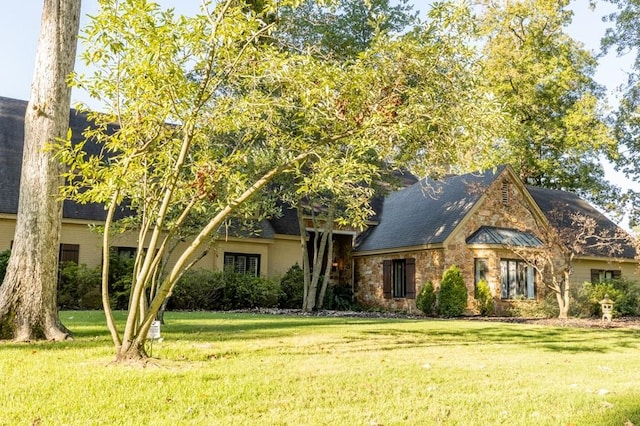 view of front of home featuring a front yard