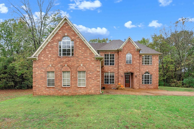 view of front property featuring a front lawn