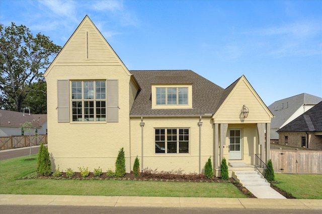 view of front of property with a front yard