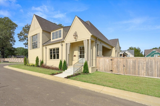 view of front of house featuring a front lawn