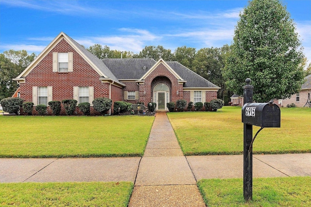 view of front of house featuring a front yard