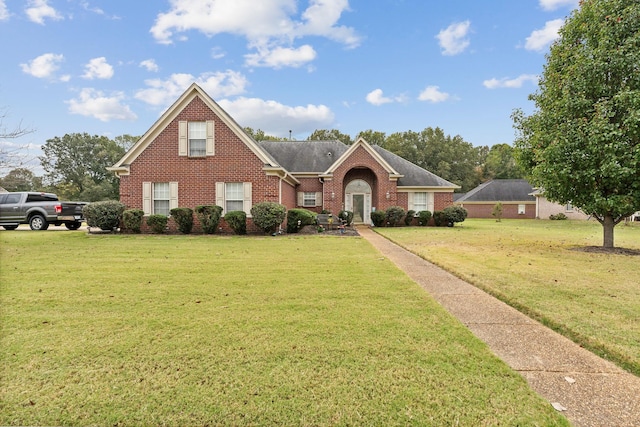 view of front of house featuring a front yard