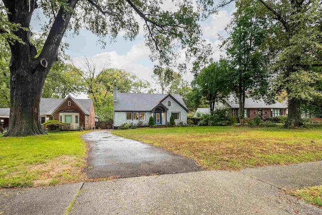 view of front of property with a front yard