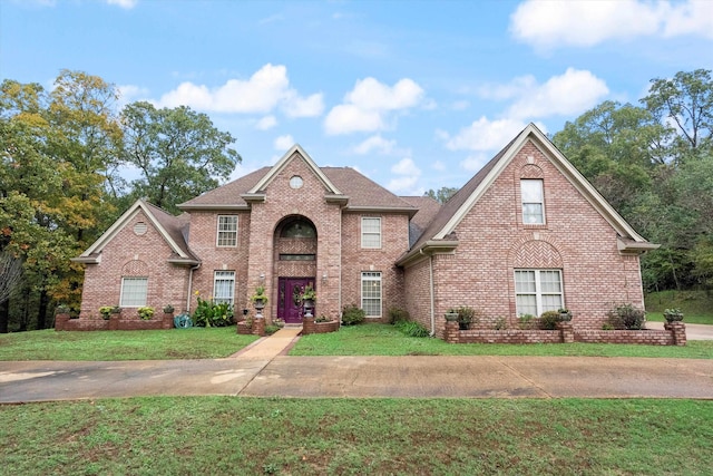 front facade featuring a front yard