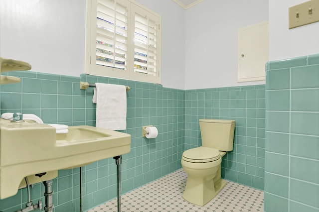 280 Waring Rd, Memphis, TN 38117 - bathroom featuring tile walls, wainscoting, tile patterned floors, and crown molding