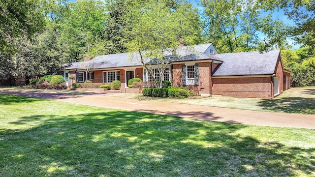 ranch-style house featuring a front yard