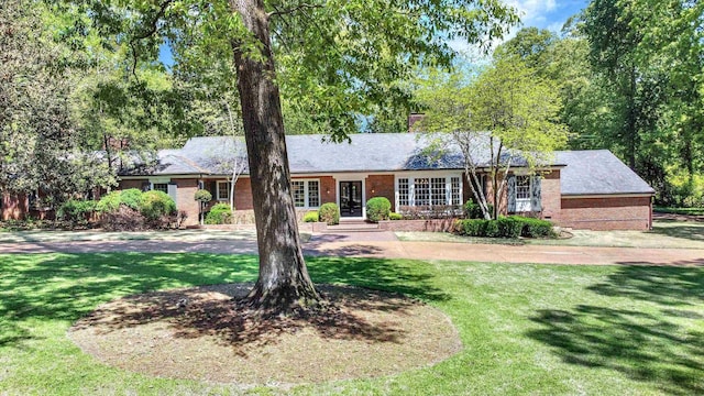 ranch-style house featuring a front lawn