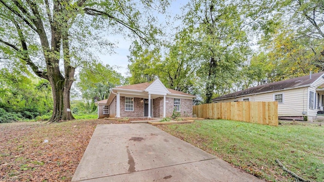 view of front of home featuring a porch and a front lawn