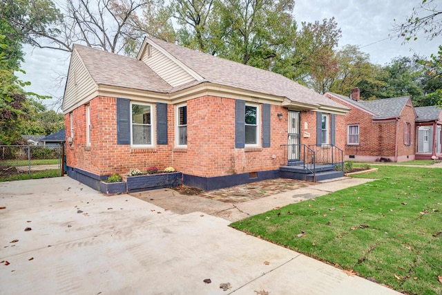 view of front of home featuring a front yard and a patio