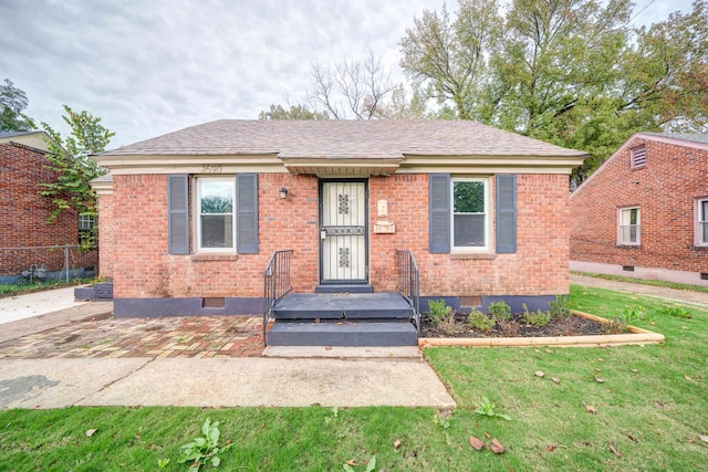 single story home with a front lawn