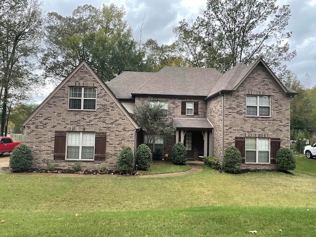 view of front of home featuring a front lawn