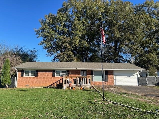 single story home featuring a front lawn