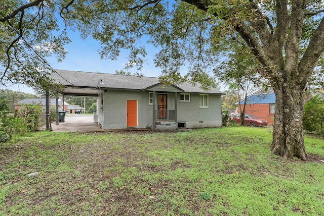 view of front of home featuring a front lawn and a carport