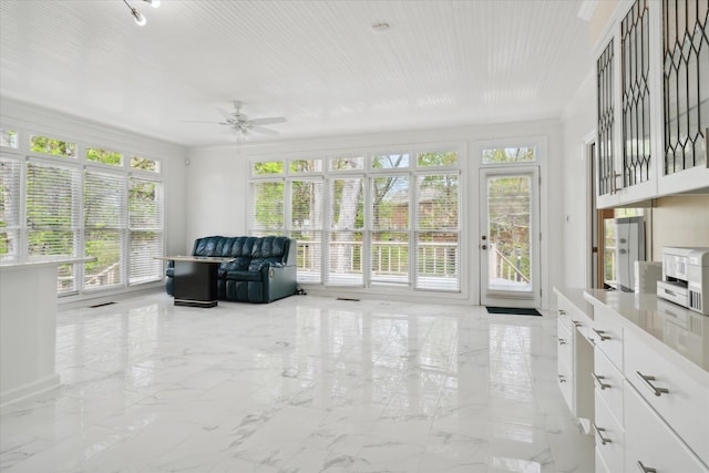 sunroom with ceiling fan